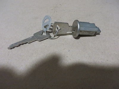 CILINDRO DE BLOQUEO FORD LINCOLN MERCURY + 2 LLAVES NIEHOFF # FF-147L NUEVO EN PAQUETE Foto 1 de 4