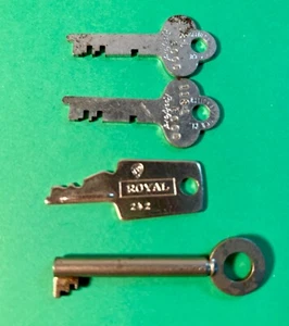 4 sortierte Vintage Schlüssel 2 flache Rockford 118-L 1 Royal 242 Gepäck 1 Möbel Skelett - Bild 1 von 7