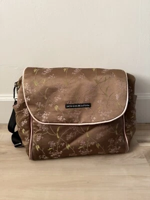 Сумка для подгузников Petunia Pickle Bottom сумка рюкзак коричневый розовый цветочный узор с пеленальным ковриком - Изображение 1 из 4