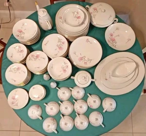 Royal Court Fine China "Carnation" Geschirrset für 12 Personen mit Servieren 133 Teile - Bild 1 von 11