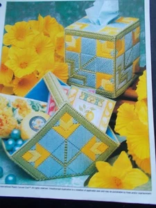 Juego de narcisos patrón de lona de plástico - 1993 ~ cubierta de tela y cesta manipulada - Imagen 1 de 3