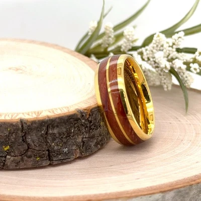 Banda de tungsteno abovedada dorada de 8 mm para regalo de Navidad anillo clásico con doble incrustación de madera roja Foto 1 de 4