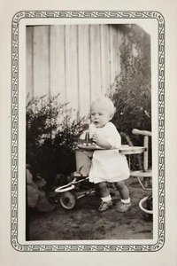 Vintage Black And White Photograph Of A Little Girl - Picture 1 of 3