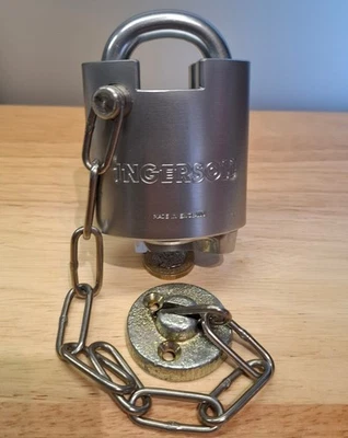 Ingersoll CS712 high security 10 lever steel padlock & chain, close shackle - Image 1 of 4