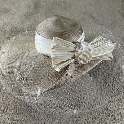 Sombrero Whittall & Shon Ala Ancha Derby Velo Lazo Flor Marfil Crema Mujer Elegante Foto 1 de 4