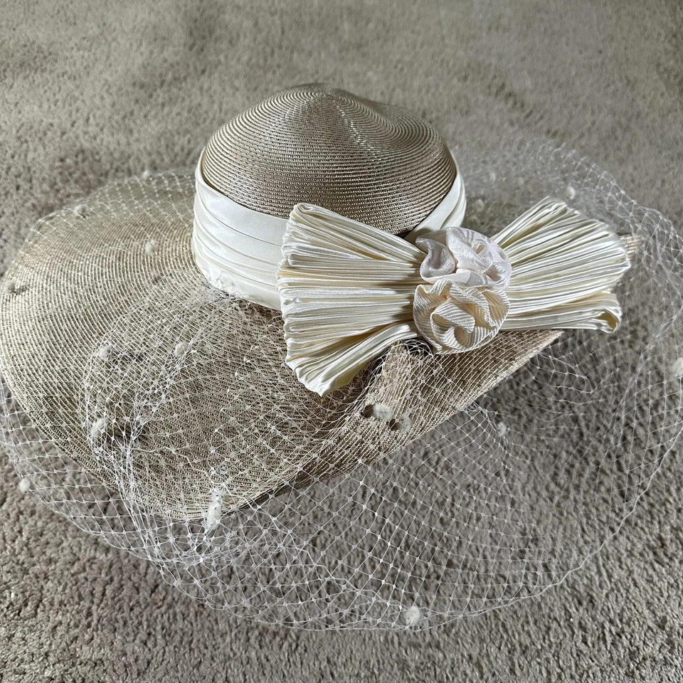 Sombrero Whittall & Shon Ala Ancha Derby Velo Lazo Flor Marfil Crema Mujer Elegante Foto 1 de 4