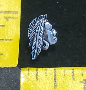 Small Indian Head Native Warrior Silver Tone Pinback Pin Brooch Badge Lapel - Picture 1 of 2