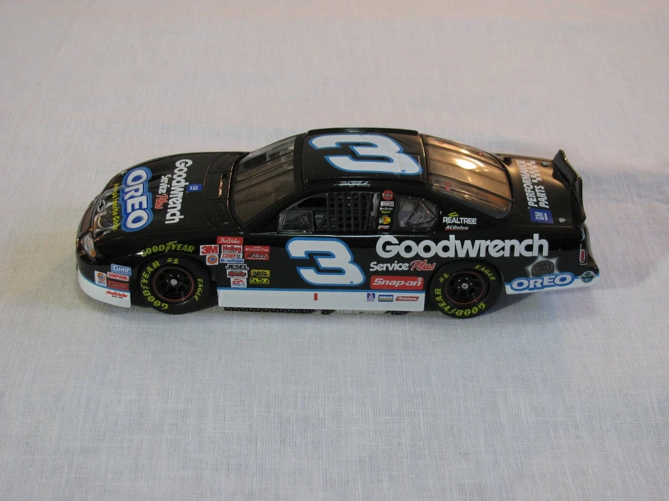 Revell Select Dale Earnhardt #3 GM Goodwrench Oreo 2001 Monte Carlo 1 24