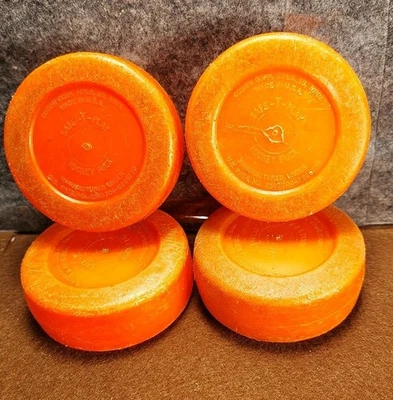 4 Vintage Cosom Corp Safe-t-play Kunststoff Hockey Pucks - Bild 1 von 4
