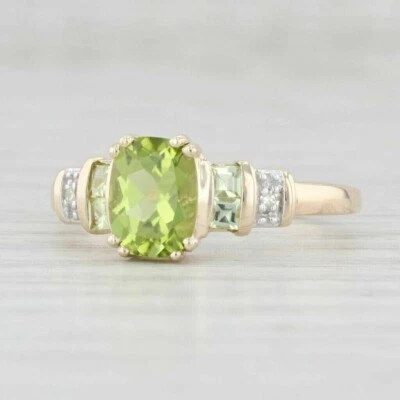 Anillo de compromiso de diamantes de peridoto simulado de corte ovalado de 2 quilates enchapado en oro amarillo de 14 quilates Foto 1 de 4