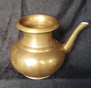 Antiker Vintage Messing Weihwasser Topf mit Ausguss Indien primitiv  - Bild 1 von 6
