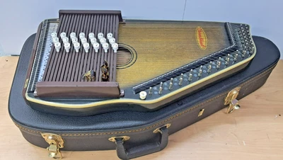 Chromaharp Autoharp w/ Case - Image 1 of 4