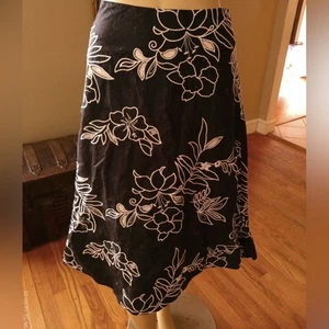 WHBM White & Black Floral Skirt Size MEDIUM - Picture 1 of 5