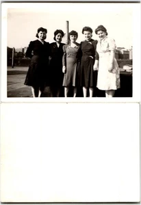 Fotografía instantánea de moda del horizonte de la ciudad de cinco mujeres reunión en la azotea de la década de 1940 - Imagen 1 de 1