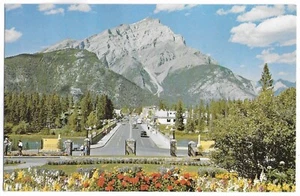 Postcard CA Alberta Canada, Banff, Main Street & Cascade Mountain — E16 - Picture 1 of 2