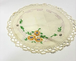 Vintage handbesticktes Leinen Herzogin Deckchen....Anziehen Esstisch gehäkelt - Bild 1 von 7