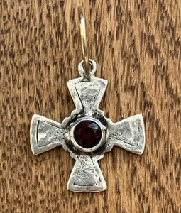 LEE BREVARD großer Julia Kreuz mit Granat Stein Ohrring - Bild 1 von 3