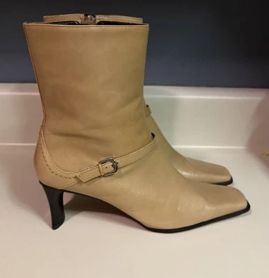 Botas de Cuero Nine West Puntera Cuadrada Cremallera Tobillo Alto Talla 6.5 Beige Tacón Grueso Foto 1 de 4