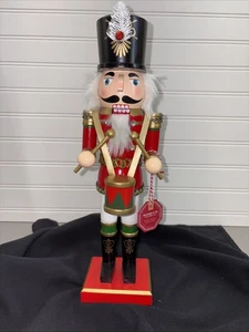 Neu Balsam & Tanne Weihnachten Nussknacker Soldat 14" hoch Weihnachtsdeko Figur - Bild 1 von 7