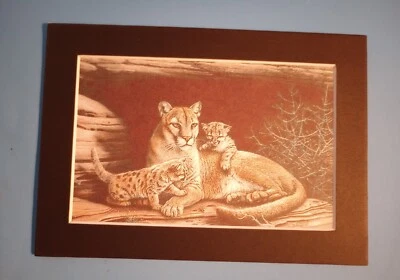 Impresión de 5" x 7" enmarañada 4" x 6" de pintura de una madre león de montaña con gatitos Foto 1 de 2