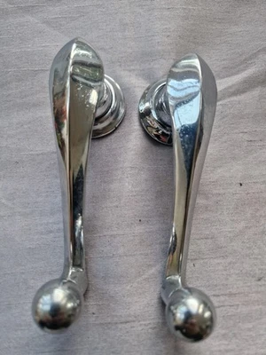 Manijas enrolladoras de ventanas interiores Triumph Renown con escudos Foto 1 de 4