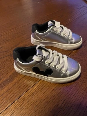 Zapatillas Disney Mickey Mouse para niños pequeños talla 9 C Foto 1 de 4