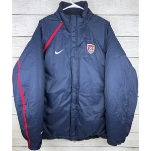 Nike Total90 USA CALCIO Puffer Jacket Uomo Taglia L Olimpiadi Blu Navy Rosso Full Zip - Foto 1 di 12
