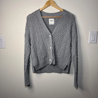 Cárdigan suéter para mujer Abercrombie & Fitch gris grueso tejido espiga Foto 1 de 4
