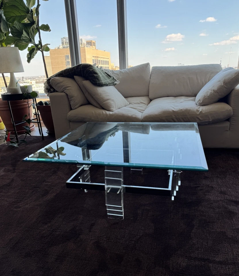 Mesa de centro moderna vintage de mediados de siglo de lucite y vidrio Foto 1 de 3