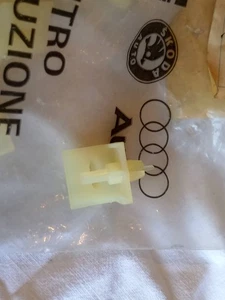 SEAT VW AUDI CLIP FISSAGGIO PANNELLO PORTA NUOVO ORIGINALE 321867299B PZ. 1 - Picture 1 of 4