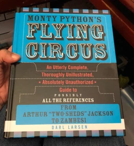 Monty Python's Flying Circus Darl Larsen HC Vogelscheuche Presse 2008 - Bild 1 von 4
