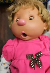 Vicma Daumen saugende Babypuppe 80er Jahre Mädchen blond 19"" & Armband & Broschüre SELTEN - Bild 1 von 18