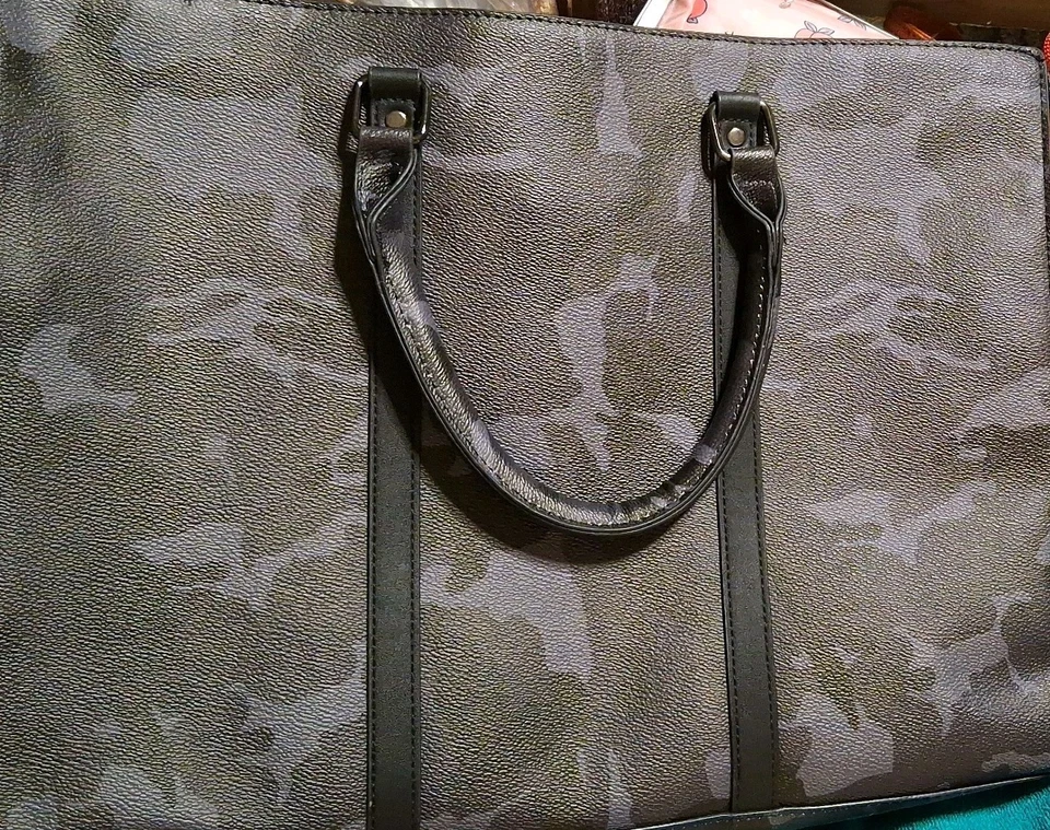 Bolso para portátil de cuero sintético camuflado Foto 1 de 4