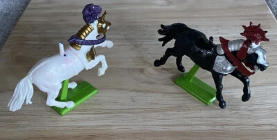 Juego de 2 figuras de caballos medievales DETALLES BRITAINS LTD 1971 base de metal fundido a presión Foto 1 de 4