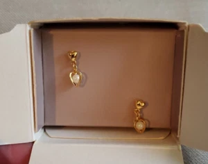 Vintage Avon 1988 goldfarbene Herz Charmed Ohrringe Chirurgenstahl Pfosten - Bild 1 von 9