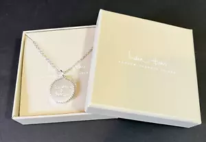 Indien Hicks Anhänger Halskette La Vita E Belle silberfarben Medaille rund NEU in BOX - Bild 1 von 11