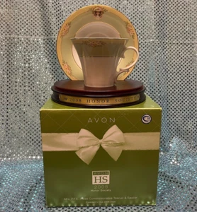 AVON 2008 MRS ALBEE HONOR SOCIETY CUP & PLATILLO CONJUNTO DE COLECCIONISTA NUEVO EN CAJA - Imagen 1 de 1