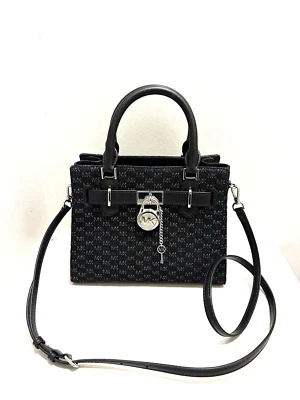 Cartera de mezclilla lavada Michael Kors Hamilton pequeña con logotipo en relieve negra Foto 1 de 4