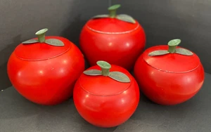 De colección.Juego de 4 botes de aluminio pintados con manzana roja con tapas MCM AÑOS 50/60 con defectos - Imagen 1 de 18