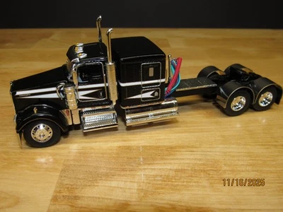 DCP First Gear 1/64 preto e branco Kenworth W900L flat top sleeper com estrutura de 310" - Imagem 1 de 4