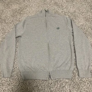 Suéter Fred Perry Para Hombres Completo Doble Cremallera Gris Algodón Talla Mediana 19x25.5 - Imagen 1 de 11
