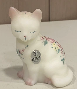 Fenton Kunstglas weiß satiniert sitzende Katze handbemalt C Mackey - Bild 1 von 6