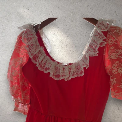 Vestido largo renacentista JEN8043, rojo con ribete de encaje blanco, talla pequeña Foto 1 de 4