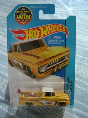 Camioneta Chevy Hot Wheels Custom 62 con tabla de surf - carrocería amarilla HW City Foto 1 de 4