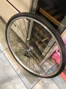 Rueda delantera de aleación plateada 700c bicicleta de ciudad híbrida doble pared y neumático 700 x 35c - Imagen 1 de 6