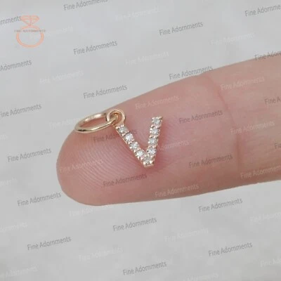 Nuevo colgante con inicial en V de oro amarillo sólido de 14 k pavé natural diamante letra en V Foto 1 de 4
