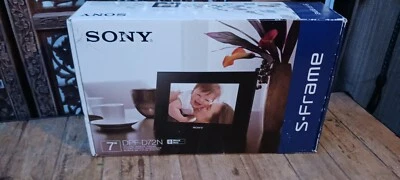 Sony S-Frame 7" Digital Photo Frame Picture Clock With Remote Model DPF-D72N - Image 1 of 4