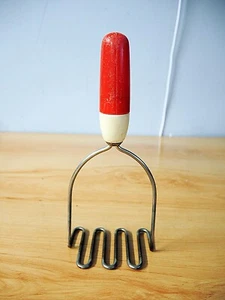 VINTAGE ANDROCK POTATO MASHER w RED & WHITE BAKELITE HANDLE - 9" - MADE IN USA - Picture 1 of 8