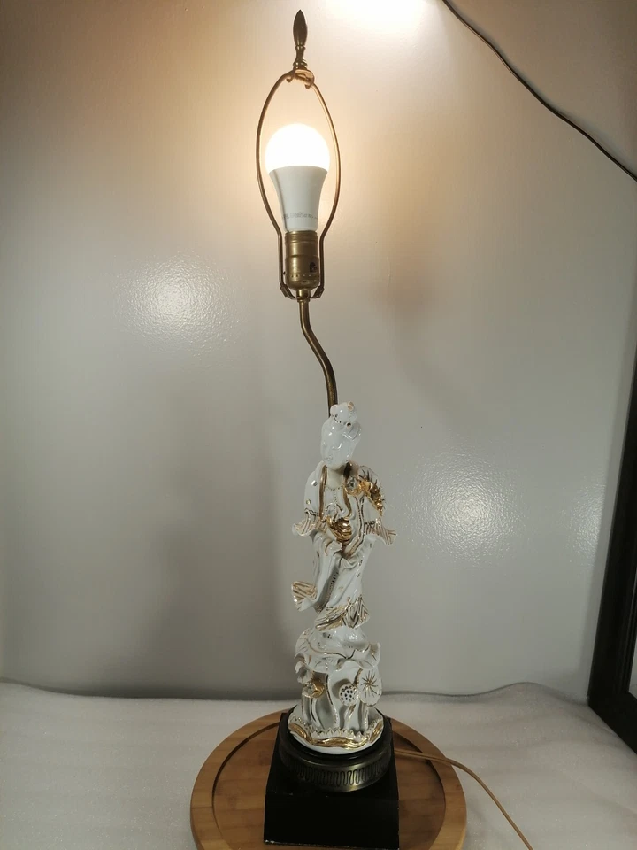 Lámpara de mesa hecha de una antigua estatua china de porcelana de Guanyin, años 1900-1950 Foto 1 de 4