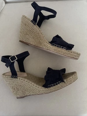 $395 Usado en Excelente Condición Alpargata Loeffler Randall Gabby Gamuza Volantes Cuña Talla 11 Foto 1 de 4